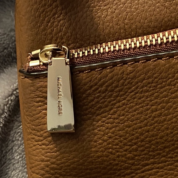 AUTHENTIC Michael Kors Cross Body Bag - Picture 2 of 7